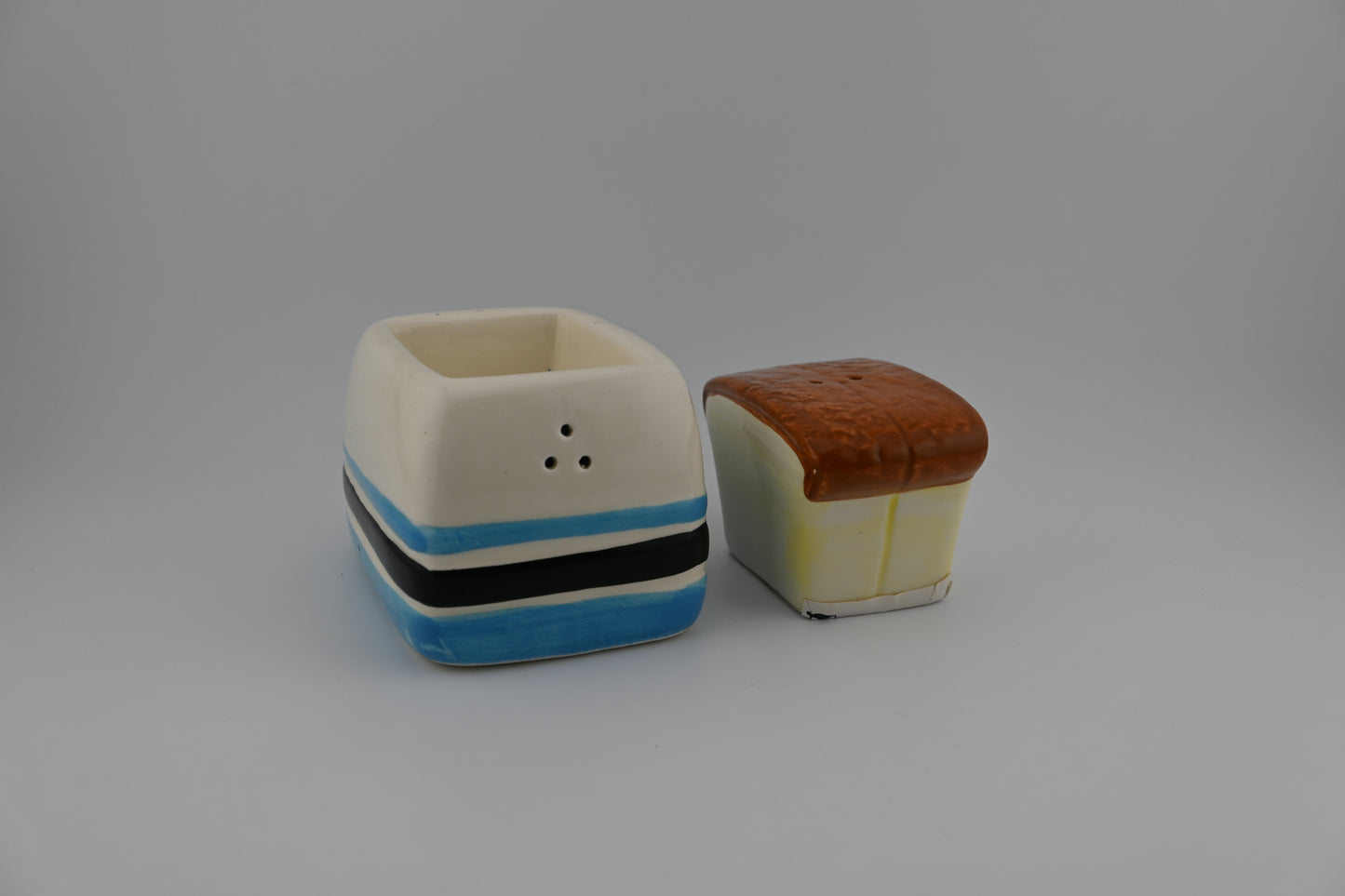 Vintage Stackable Bread & Toaster Salt & Pepper Shaker Set