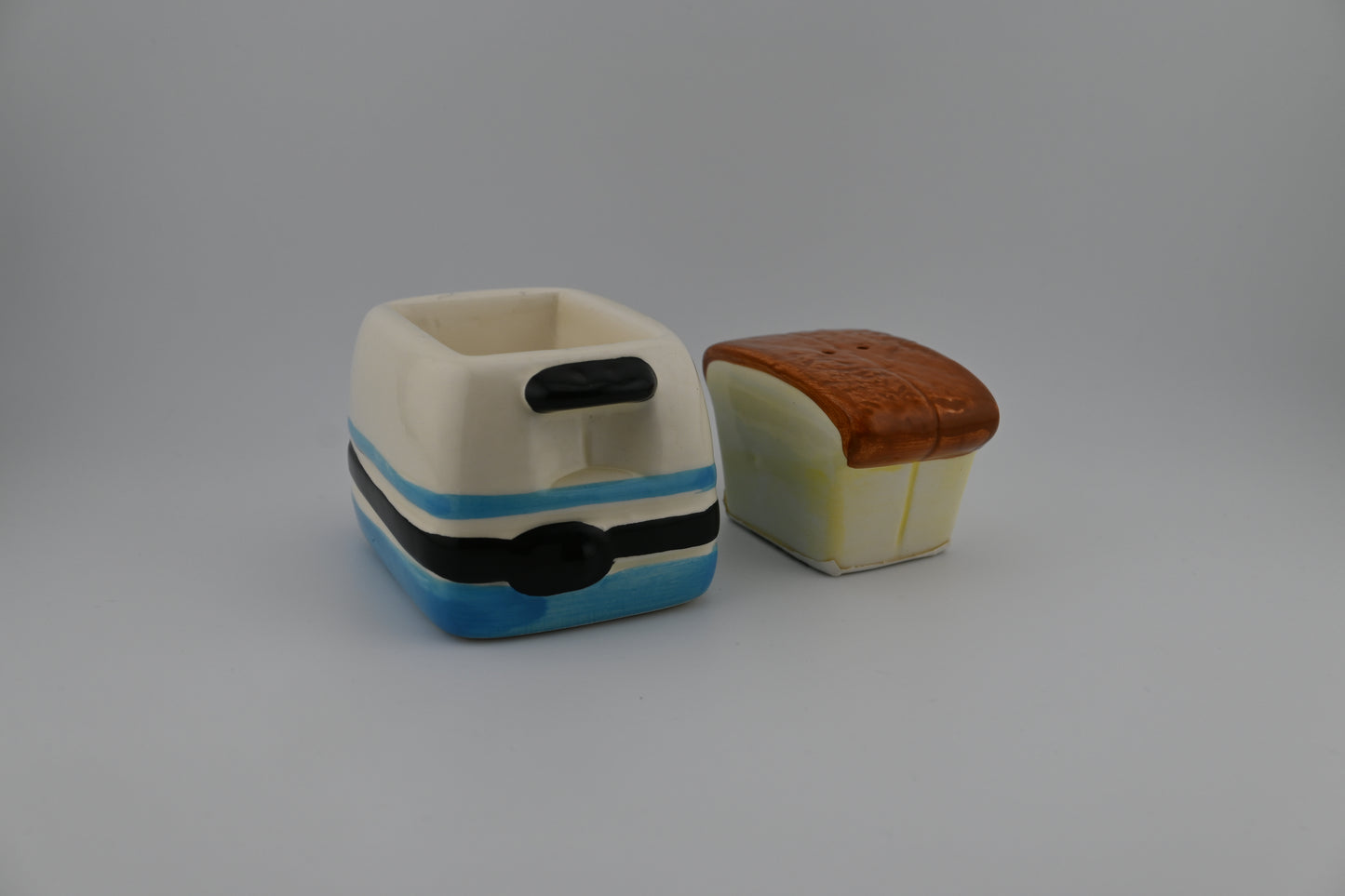 Vintage Stackable Bread & Toaster Salt & Pepper Shaker Set